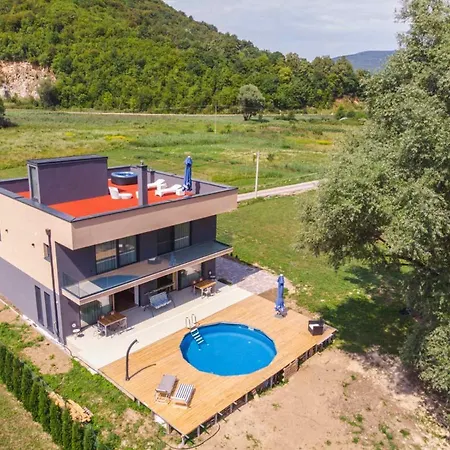 Lohovo Bukva Βίλα *